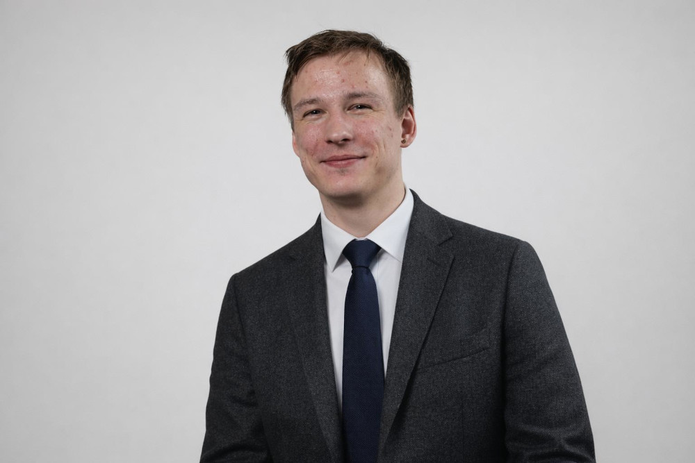 Max Sarach, der Firmengründer, im Anzug.